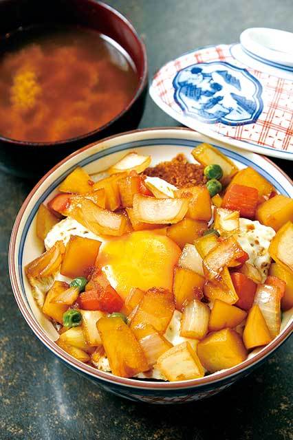 ＜創業1912年（明治45）＞小春軒（人形町） カツ丼（しじみ汁付き） 1300円 ごろごろの野菜と半熟の目玉焼きがからまった絶妙な味わいの看板料理。