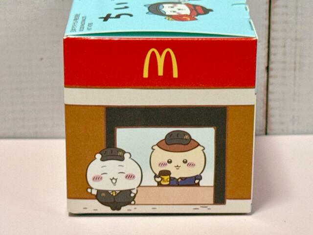 右側面には、ちいかわとくりまんじゅうが登場。ちいかわはマクドナルド マネージャー、くりまんじゅうはマックカフェ バイ バリスタに扮しています