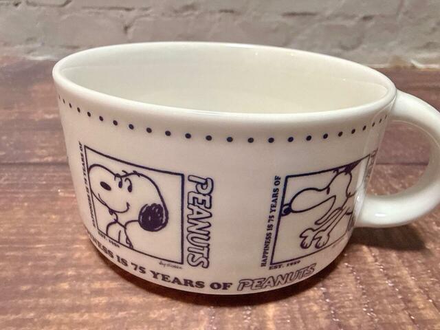 額縁のような四角に入った、まるで絵画のようなデザイン。歴代のスヌーピーが勢揃いしています！