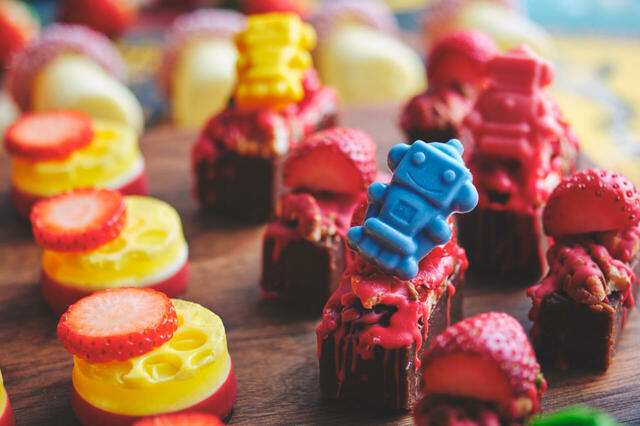 「ハニーストロベリー（左）とロボット・ナッツショコラ（右）」＜期間：2026年2月25日～5月6日＞【おもちゃ箱みたいなカラフルスイーツが並ぶ「ストロベリースイーツビュッフェ」コンラッド大阪で毎日開催！】