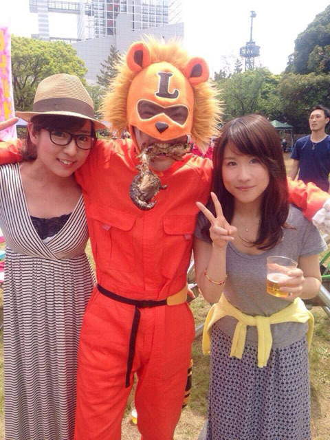 珍肉に食らい付く! ワイルドすぎる美女たち