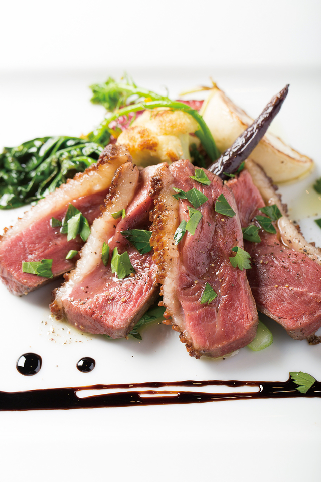 北鎌倉 ・Takeru Quindici／Cコースに付くメイン料理からの一例で「カモのロースト」。