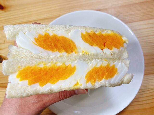 【ドン・キホーテ 半熟ゆで卵まるごと2.5個サンド】半熟加減が絶妙で、たまごがパサついてないのが嬉しい♪