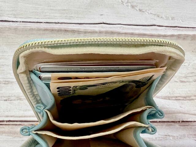 【ファッションセンターしまむら】「ちいかわ」レディース　ショルダーバッグ（ハチワレ）フロント側のポケットにはお札を入れるのがおすすめ！