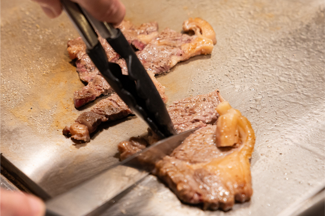 「北海道産の牛モモ肉ステーキ」<期間:2026年2月1日〜>【ホテルアベスト札幌が初の「ディナーバイキング」をスタート!自分で作る海鮮丼など、豪華な北海道メニューが勢ぞろい!】