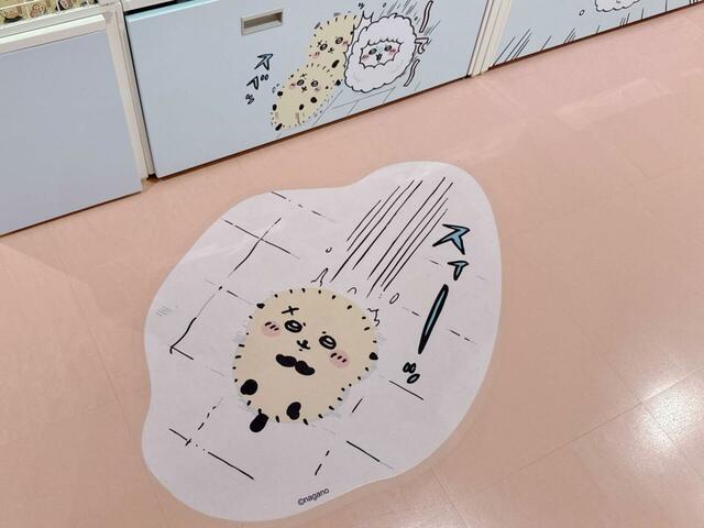 ラッコとモモンガのお風呂エピソードのイラストも登場。陳列棚下の引き出しのイラストと、床のイラストがセットになっている演出！