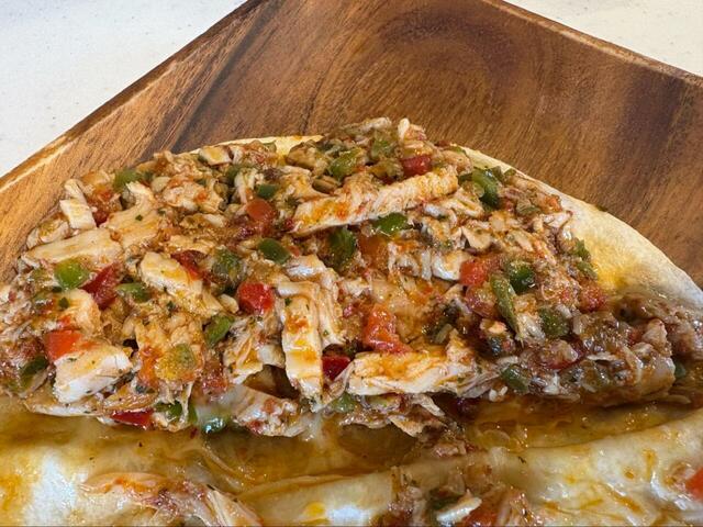 【コストコ チキンケサディーヤ】蒸し鶏・チポットレペースト・チーズ・ピーマン・パプリカをたっぷり挟んだメキシカンなケサディーヤ！