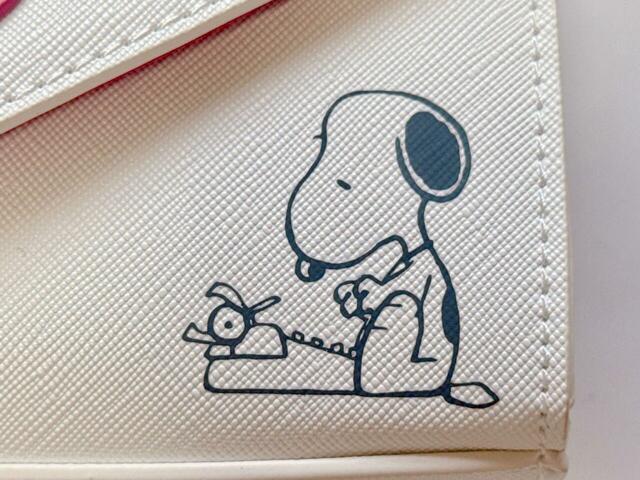 お気に入りのタイプライターでお手紙を綴るスヌーピー。かわいすぎませんか…？！