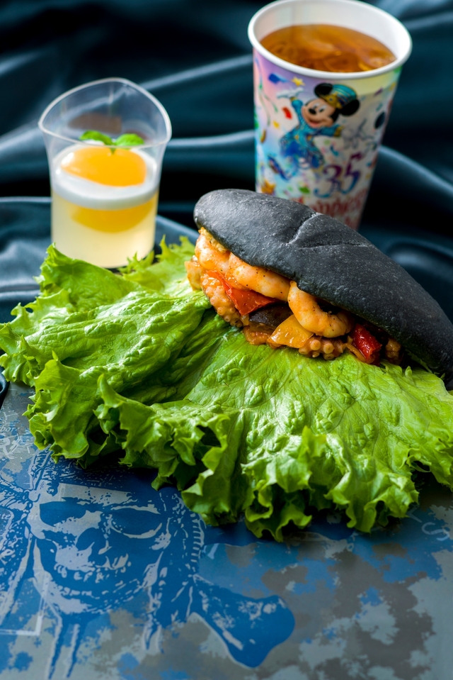 「マンマ・ビスコッティーズ・ベーカリー」スペシャルセット ¥990 ※デイヴィ・ジョーンズのサンド（シュリンプとタコ入りラタトゥイユ）、ピーチゼリー、ソフトドリンクのチョイス｜2018年東京ディズニーシー「ディズニー・パイレーツ・サマー」