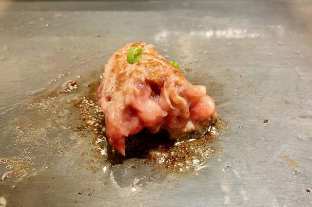 カットした肉片も肉肉して美しく、焼ける音も美しかった