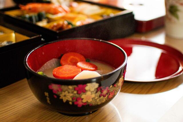 「お雑煮」＜期間：2026年1月1日〜1月2日＞【新年は贅沢ビュッフェで祝宴！ホテルニューオータニ大阪に“絶品肉グルメ”＆“魅惑スイーツ”などの最強のごちそうが勢揃い！】