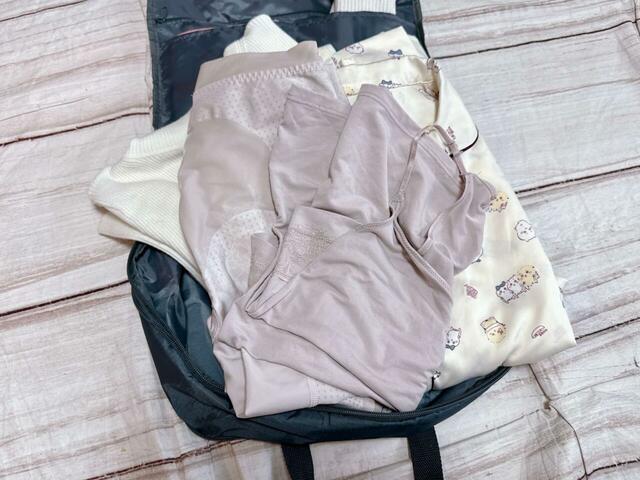 リブのタートルニット、サテンのパジャマ、替えのキャミソールなどをメイン収納にIn