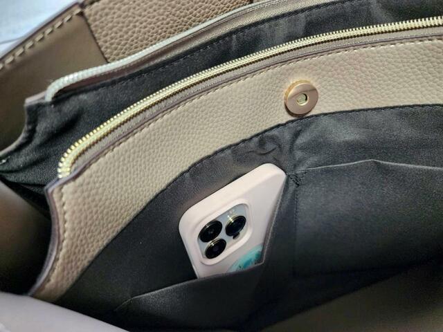 【ファッションセンターしまむら】フロント側の収納スペースのポケットには、取り出す機会が多いスマホを入れるのがおすすめ