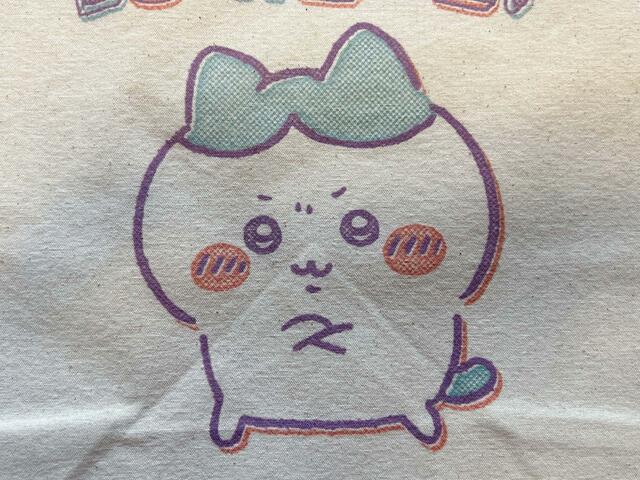 凛々しいお顔で腕を組んでいるハチワレがかわいすぎ…！