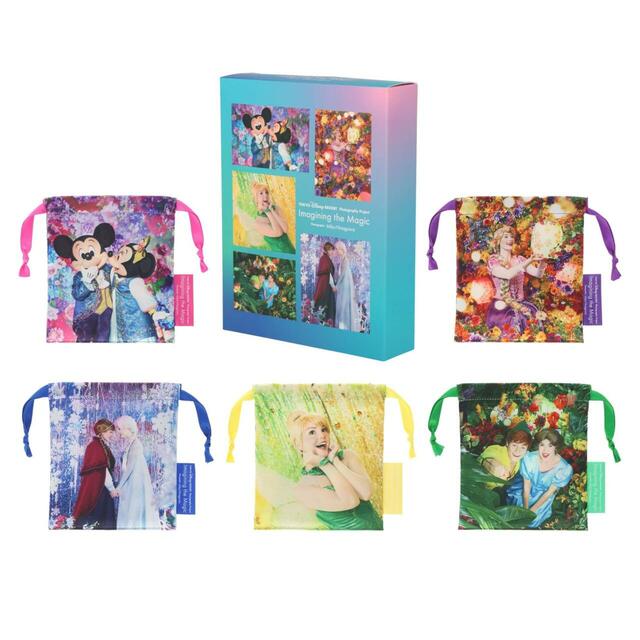 きんちゃくセット 5,000円|東京ディズニーリゾート・フォトグラフィープロジェクト「イマジニング・ザ・マジック」グッズ|販売店舗:東京ディズニーランド「ギャグファクトリー/ファイブ・アンド・ダイム」、東京ディズニーシー「エンポーリオ」|発売日:2026年3月6日(金)