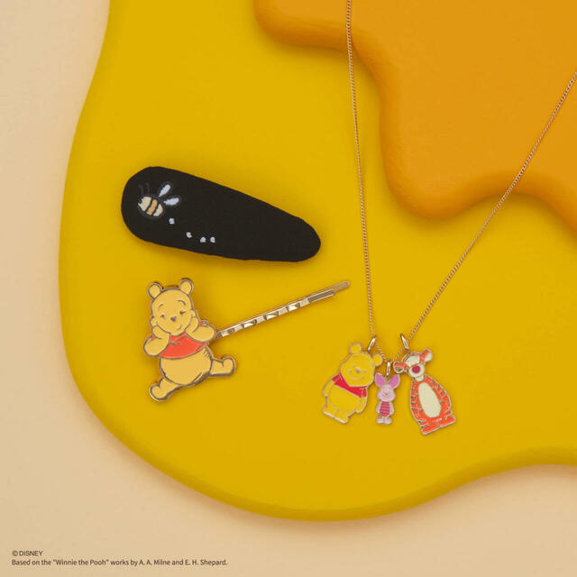 ヘアピンセット 2,750円、ネックレス 2,200円【Afternoon Tea LIVING「くまのプーさん」のデザインをあしらった限定コレクション】