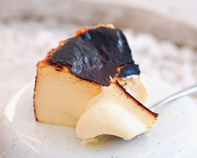 【GUF TOKYO】スプーンを入れた瞬間、とろけるバスチーが人気の的