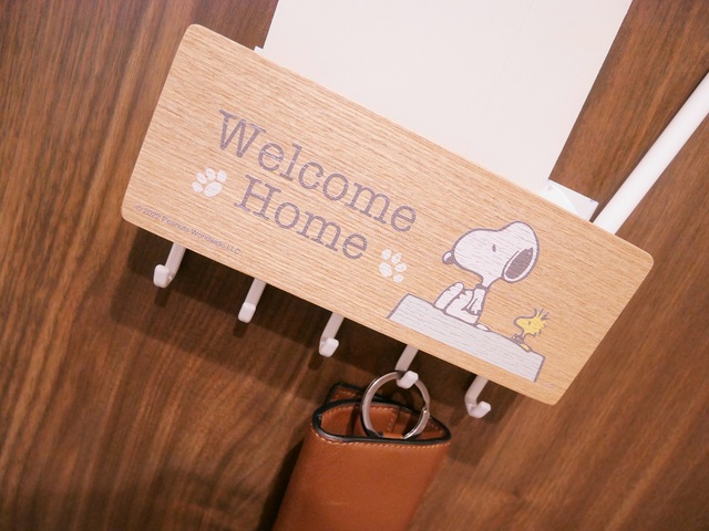 【ベルメゾン　小物入れ付きマグネットキーフック「スヌーピー」】5つのキーフックの他、上部には仕切り付きの小物入れも。コンパクトながら収納力あり♪