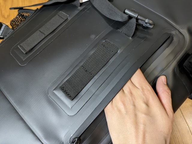 【ワークマン 防水サーモリュック】前面にも平らなポケットつき