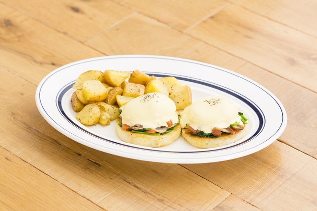 エッグスベネディクト／ベジタリアン（ホウレン草、トマトとマッシュルーム）