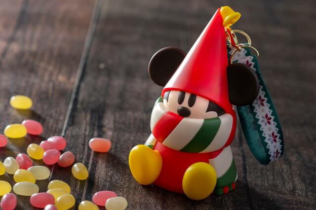 グミキャンディー、ミニスナックケース付き 1,200円｜「ディズニー・クリスマス」スペシャルメニュー｜東京ディズニーリゾート40周年“ドリームゴーラウンド”｜販売店舗：東京ディズニーランド「リフレッシュメントコーナー」、東京ディズニーシー「マンマ・ビスコッティーズ・ベーカリー」｜販売期間：2023年11月1日（水）〜12月25日（月）