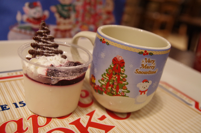 チーズムース、スーベニアカップ付き880円