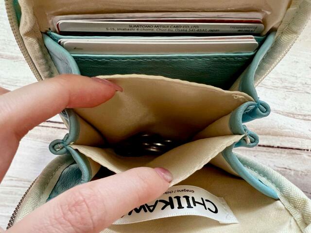 【ファッションセンターしまむら】「ちいかわ」レディース　ショルダーバッグ（ハチワレ）中央のポケットは浅めなので、コイン入れにピッタリ！