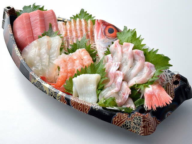 鮮度バツグンの刺身も人気の商品