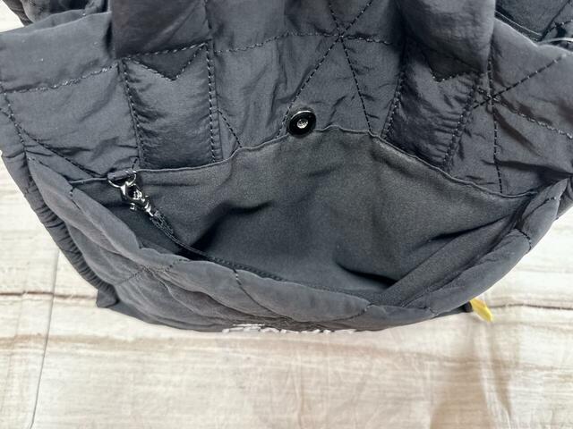 前面のポケットはマグネットボタン付き