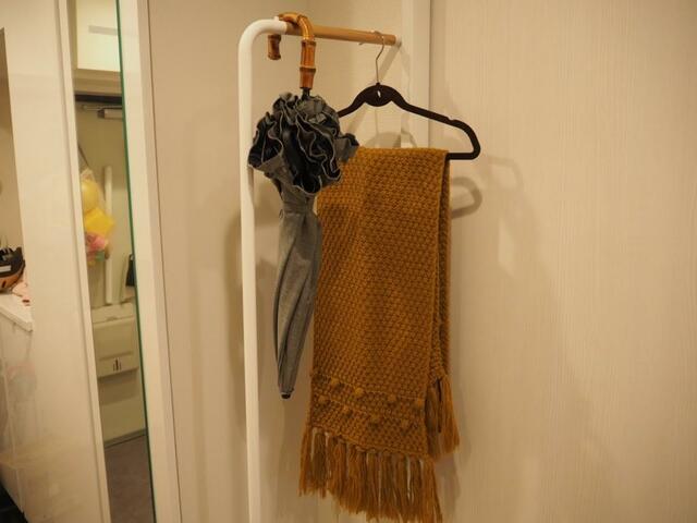 【山崎実業 (Yamazaki) スリムコートハンガー タワー】雨傘とは別に収納したい日傘や、マフラーなどのファッションアイテムも収納できます！