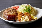 ハンバーグと牡蠣フライ