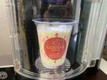 【ファミリーマート×GODIVA フラッペ】機械にセットします。