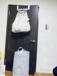 【イケアアイテムでドア掛け収納】After。濡れた洗濯物は下のバッグ、濡れていない洗濯物は引っ掛けているバッグ、と仕分けて使用