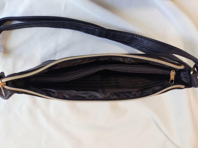 バッグの中には、カードポケット×8、ミニポケット×2、オープンポケット×2、ジッパーポケット×1つき。