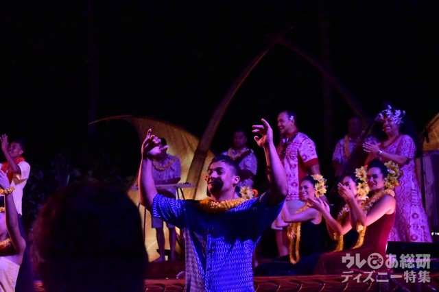 最前列までダンサーがおりてきて圧巻のパフォーマンスを見せてくれます 撮影 / 筆者