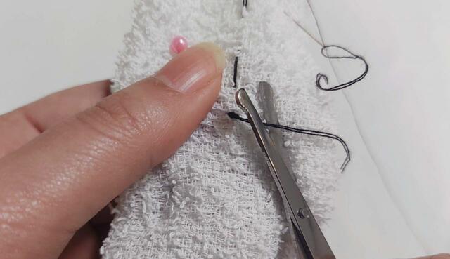 糸を切る時は、付属のはさみでカット