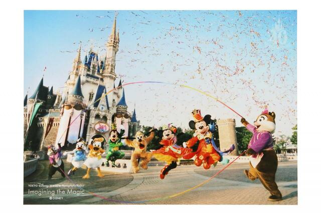 写真 500円|東京ディズニーリゾート・フォトグラフィープロジェクト「イマジニング・ザ・マジック」第3弾グッズ|東京ディズニーリゾート40周年“ドリームゴーラウンド”|発売日:2024年1月23日(火)|販売店舗:東京ディズニーランド「グランドエンポーリアム」、東京ディズニーシー「ヴァレンティーナズ・スウィート」