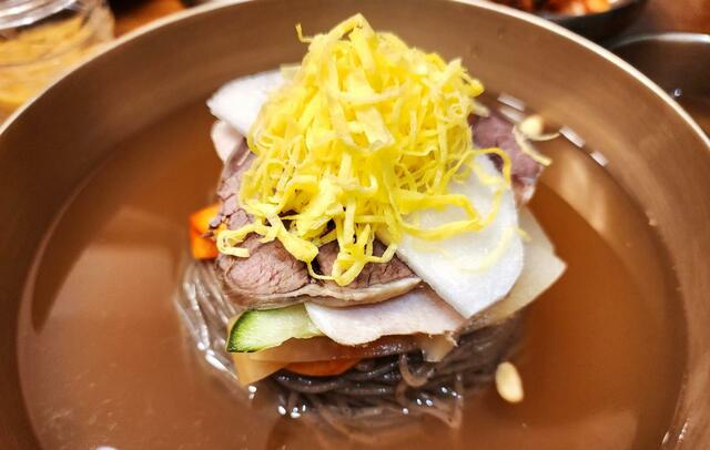 味だけでなく見た目も美しい「ソルヌン」の平壌冷麺