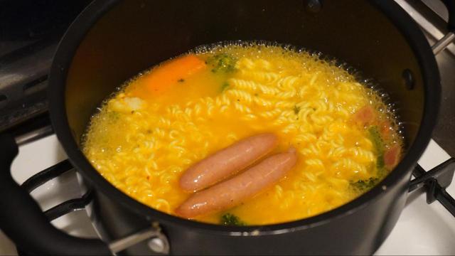 500mlの水を沸騰させ、麺と青と赤のパッケージの2つのかやくを投入
