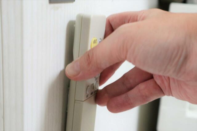 【キャン★ドゥ クロコダイルグリップ】リビングの引き戸にリモコンを固定