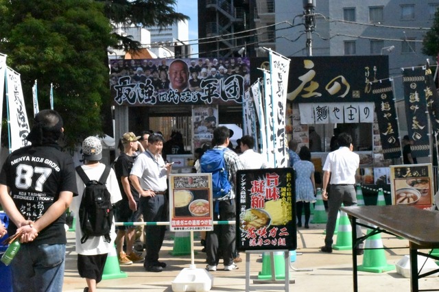 限定つけ麺を求めて早くから並ぶ人
