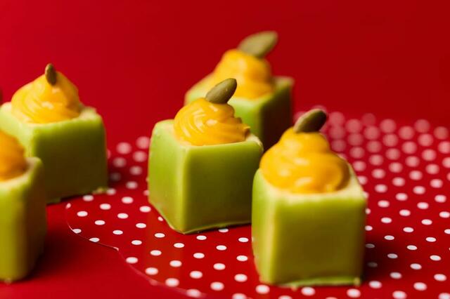 「かぼちゃのムース」＜期間：2025年9月5日〜11月30日＞【70年代風のハローキティ＆ハローミミィが主役♪「ハローキティのわくわくスイーツパーティー」京都センチュリーホテルで開催】