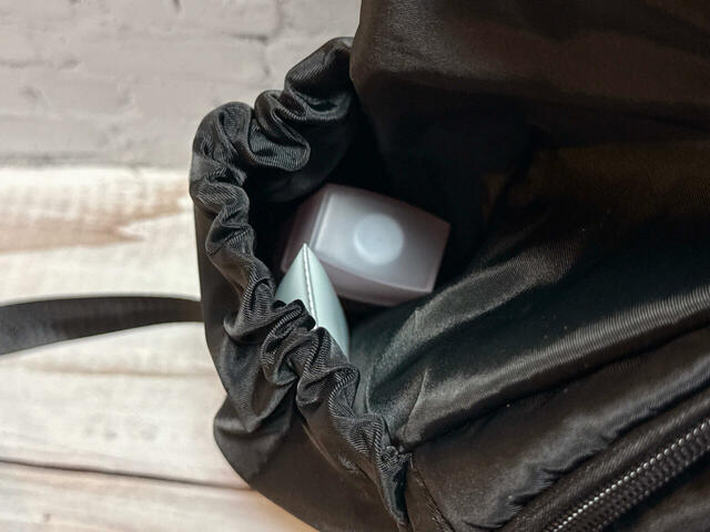 【ハニーズ 機能性多ポケットリュック】外側のボトルホルダーには日焼け止めと冷感ミストをIn