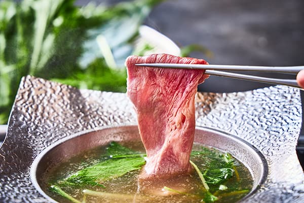 「【クロスダインおすすめ】東京野菜と仔羊のしゃぶしゃぶ「海鮮貝だし汁」」<期間:2025年12月1日~12月31日>【揚げたて天麩羅やローストビーフも食べ放題!和・洋・中の豪華メニューが揃う「イヤーエンド スペシャル ビュッフェ」開催】