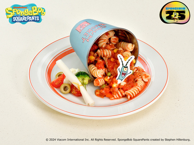 「バケツ亭がひっくり返った？！秘密のレシピを手に入れろ！こぼれバケツのパスタ」＜1,350円（税込）＞【『スポンジ・ボブ』のテーマカフェ「CAFE Secret Recipe」がオープン】