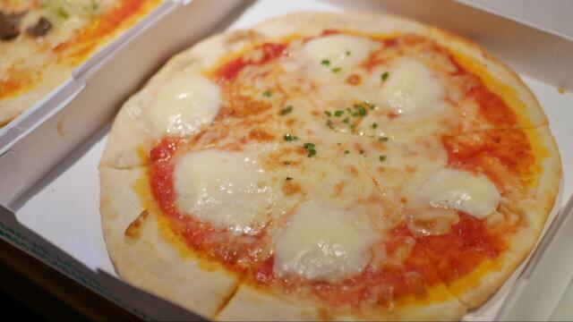 【サイゼリヤ　テイクアウトメニュー】ミルキーなコクのチーズが美味しい『バッファローモッツァレラのマルゲリータピザ』お値段は400円です。