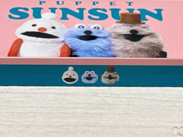 【パペットスンスンレクタングルチョコ缶】側面にも3人のお顔が。どこから見ても癒されます♪