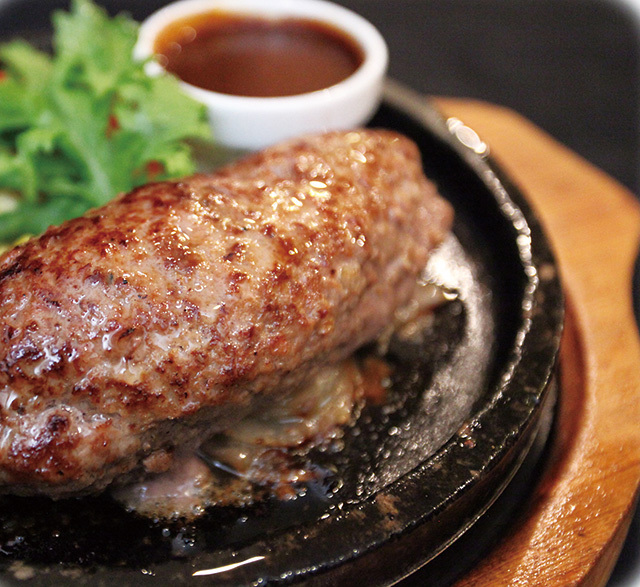 カフェ・ダイニング ラシーン  手ごね石焼ハンバーグ ランチ（ライス付※ランチタイム） 950円（ランチ以降1000円） 石焼きプレートで、最後までアツアツで味わえる。