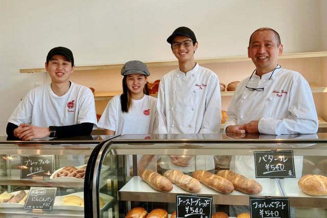 味輝社長の荒木和樹さん（右）と、左から次男航さん（わたる）、長女花梨さん（かりん）、長男亮さん