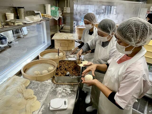 【茶寮 中野店】黙々と3人で餡を包んでいました